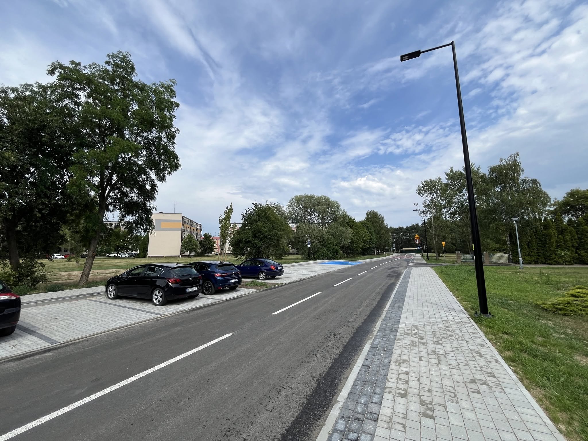 Zrealizowana droga gminna w Gorzycach z chodnikiem i miejscami parkingowymi